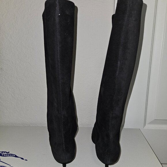 Burberry wms black low heel boots, EU 38, US 8 - Picture 2 of 11